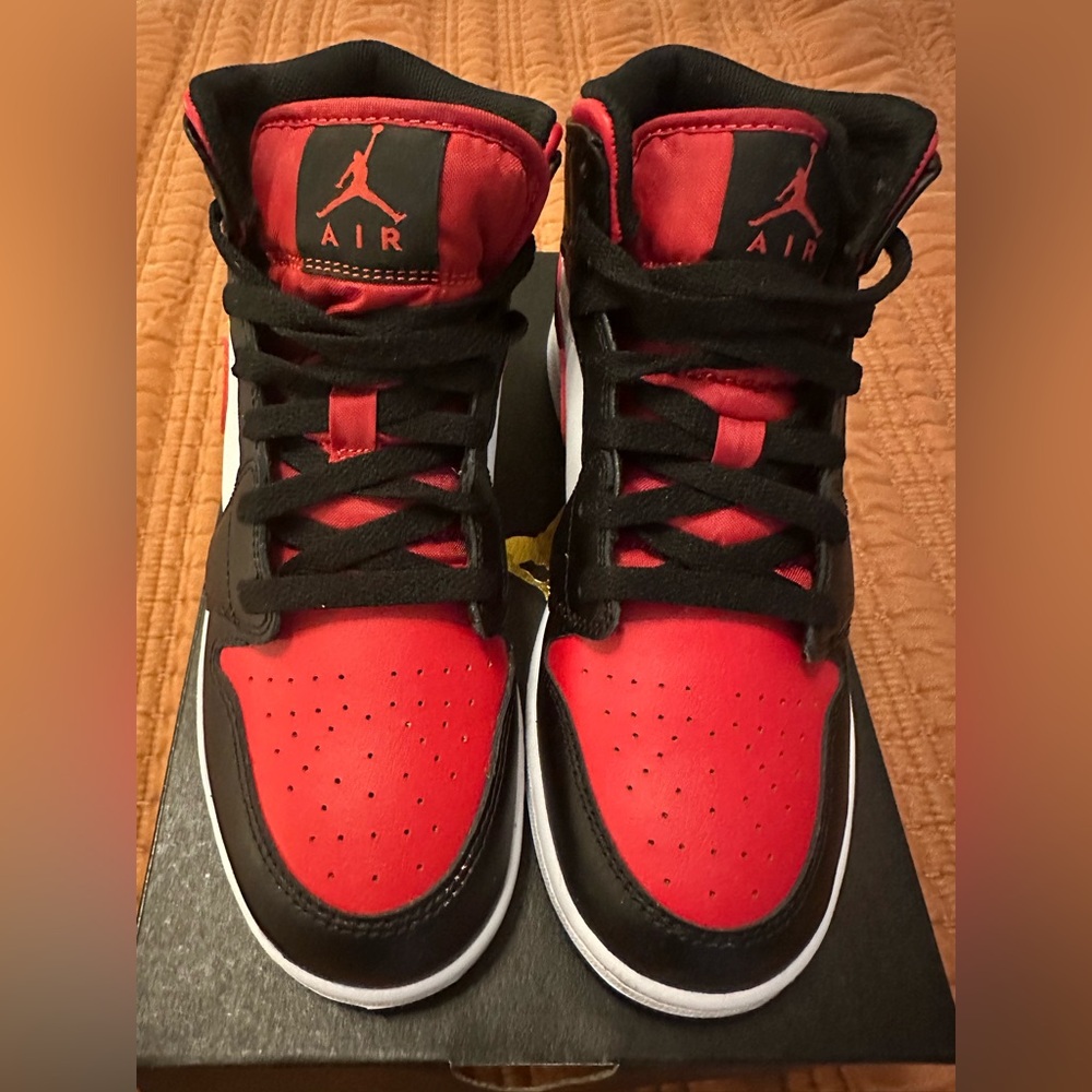 Jordan Air Jordan 1 Mid EUC - Picture 8 of 8